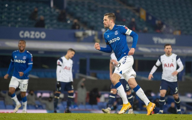 西媒:利物浦有意施蒂勒,本赛季4球9助斯图加特要价6000万.